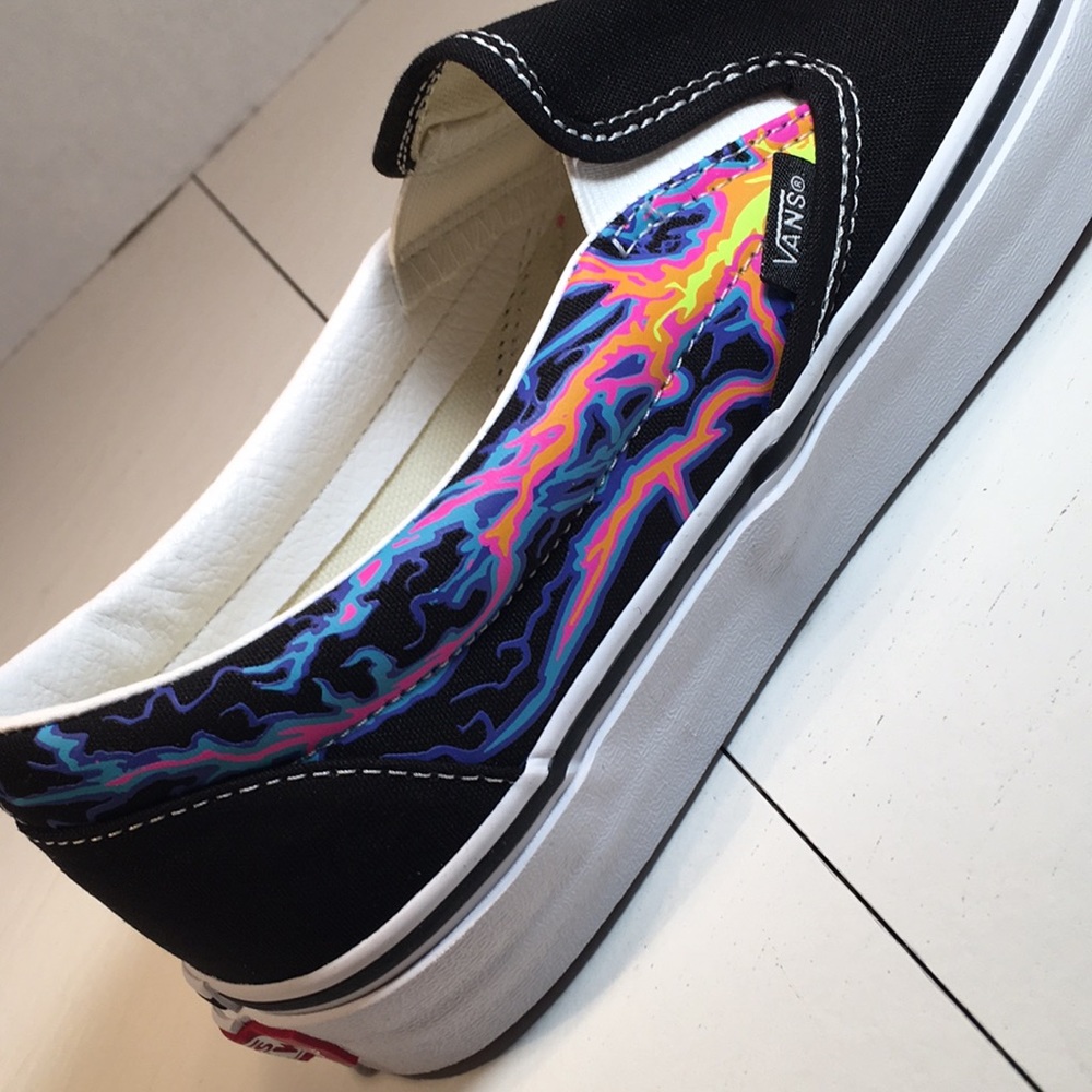NWT Vans Classic Slip-On Electric Flame Black and True White Men’s 11.5 - Picture 6 of 9